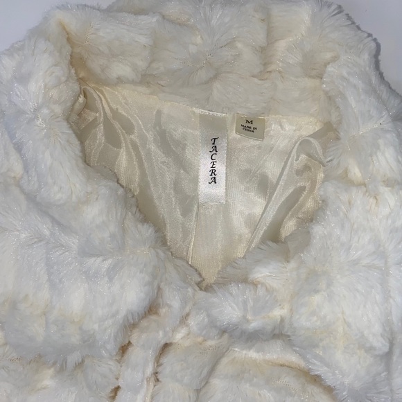 Feel so good in this soft winter white faux fur - Picture 5 of 7